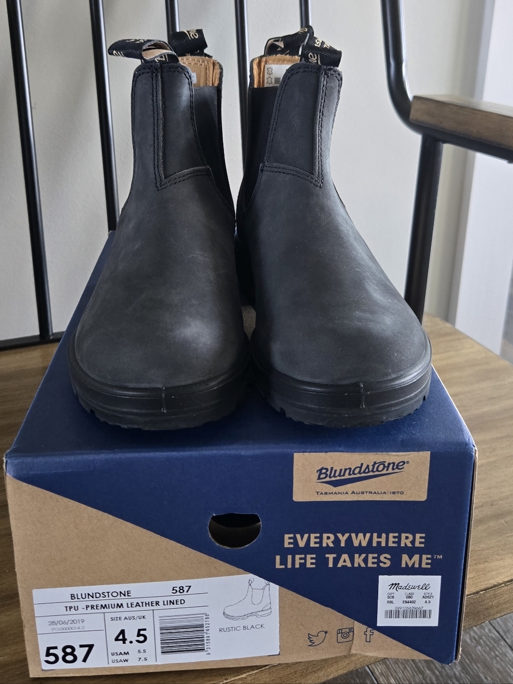 Blundstone Women's Classics #587 Chelsea Boots In Rustic Black - Picture 5 of 8